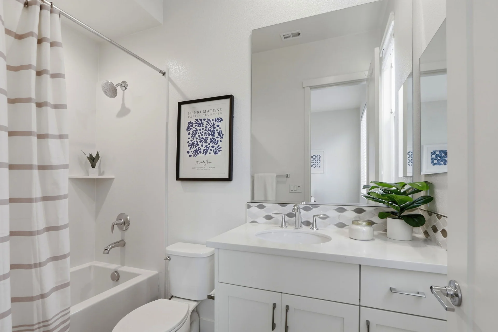 Full guest bath with tub and shower